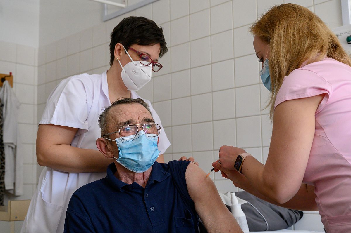 A Szent György Kórházban oltották az időseket az újonnan érkezett Pfizer-vakcinával